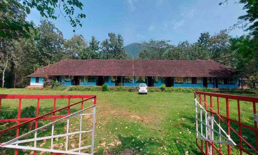 പഠിപ്പിക്കാതെ കാട്ടാനക്കൂട്ടം, പഠനം നിര്‍ത്തി വിദ്യാര്‍ഥികള്‍