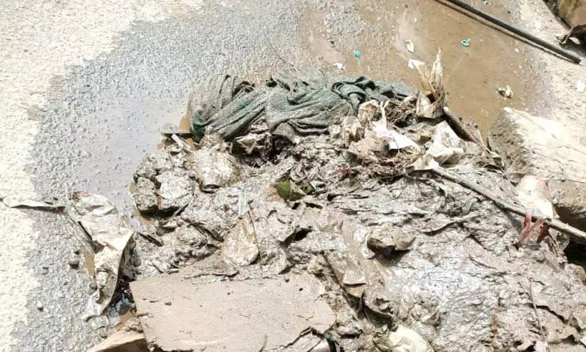 ശാ​സ്താം​കോ​ട്ട ഭ​ര​ണി​ക്കാ​വ് ജ​ങ്​​ഷ​നി​ലെ ഓ​ട​യി​ൽ നി​ന്ന് കോ​രി​യ മാ​ലി​ന്യം