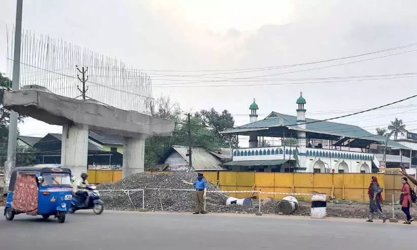 ദേശീയപാത പുനർനിർമാണത്തിന്റെ ഭാഗമായി അയത്തിൽ ജങ്ഷനിൽ കൊല്ലം ഭാഗത്തേക്കുള്ള റോഡ് അടച്ചനിലയിൽ ദേശീയപാത പുനർനിർമാണത്തിന്റെ ഭാഗമായി അയത്തിൽ ജങ്ഷനിൽ കൊല്ലം ഭാഗത്തേക്കുള്ള റോഡ് അടച്ചനിലയിൽ