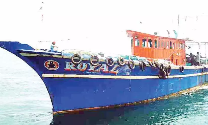 എ​ൻ​ജി​ൻ നി​ല​ച്ച് ക​ട​ലി​ൽ കു​ടു​ങ്ങി​യ ബോ​ട്ട്