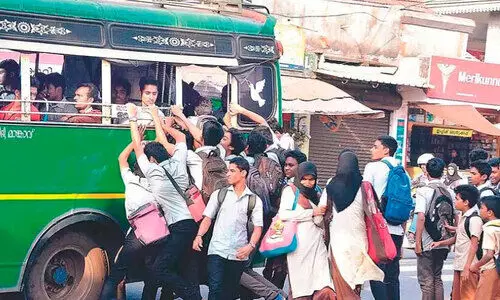 വിദ്യാർഥിയാത്ര: സ്വകാര്യബസുകളുടെ പരിധിവിട്ട ഓട്ടത്തിന് വഴിയൊരുങ്ങുന്നു വിദ്യാർഥിയാത്ര: സ്വകാര്യബസുകളുടെ പരിധിവിട്ട ഓട്ടത്തിന് വഴിയൊരുങ്ങുന്നു