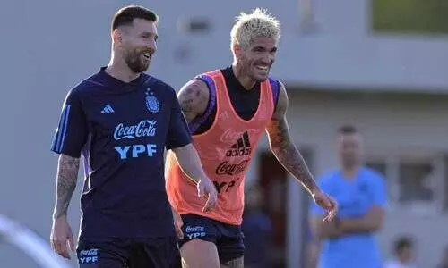 ല​യ​ണ​ൽ മെ​സ്സി​യും ഡി​പോ​ളും പ​രി​ശീ​ല​ന​ത്തി​നി​ടെ