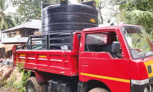 ചെ​ങ്കോ​ട് മാ​ലി​ന്യം ത​ള്ളി​യ ടി​പ്പ​ർ ലോ​റി പി​ടി​കൂ​ടി