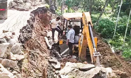 റോ​ഡ് ത​ക​ര്‍ന്ന് എ​ക്​​സ്‌​ക​വേ​റ്റ​ർ മ​ണ്ണി​ന​ടി​യി​ലാ​യി