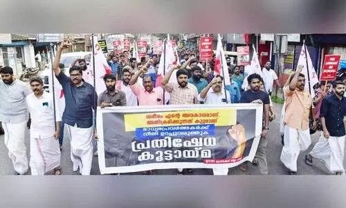 മാ​ധ്യ​മ പ്ര​വ​ർ​ത്ത​ക​ക്ക് നീ​തി ഉ​റ​പ്പാ​ക്ക​ണ​മെ​ന്നാ​വ​ശ്യ​പ്പെ​ട്ട് ഡി.​വൈ.​എ​ഫ്.​ഐ ജി​ല്ല ക​മ്മി​റ്റി​യു​ടെ ആ​ഭി​മു​ഖ്യ​ത്തി​ൽ ന​ട​ന്ന പ്ര​തി​ഷേ​ധ പ്ര​ക​ട​നം