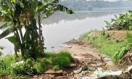 മാവൂരിലെ കൽപള്ളി കടവിൽ കോൺക്രീറ്റ് തൂണുകൾ എടുത്തുമാറ്റി മണൽക്കടത്തിന് സൗകര്യപ്പെടുത്തിയനിലയിൽ