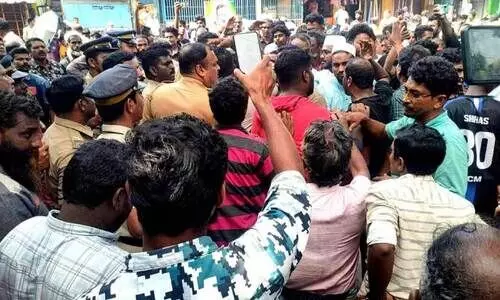 തീ​ര​ദേ​ശ​ത്ത് കു​ടി​വെ​ള്ള​ക്ഷാ​മ​ത്തി​ന് ശാ​ശ്വ​ത​പ​രി​ഹാ​രം ആ​വ​ശ്യ​പ്പെ​ട്ട്​ പെ​രു​മാ​തു​റ​യി​ൽ നാ​ട്ടു​കാ​ർ റോ​ഡ് ഉ​പ​രോ​ധി​ച്ച​പ്പോ​ൾ