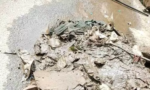 ശാ​സ്താം​കോ​ട്ട ഭ​ര​ണി​ക്കാ​വ് ജ​ങ്​​ഷ​നി​ലെ ഓ​ട​യി​ൽ നി​ന്ന് കോ​രി​യ മാ​ലി​ന്യം