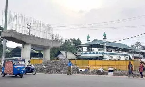 ദേ​ശീ​യ​പാ​ത പു​ന​ർ​നി​ർ​മാ​ണ​ത്തി​ന്‍റെ ഭാ​ഗ​മാ​യി അ​യ​ത്തി​ൽ ജ​ങ്​​ഷ​നി​ൽ കൊ​ല്ലം ഭാ​ഗ​ത്തേ​ക്കു​ള്ള റോ​ഡ് അ​ട​ച്ച​നി​ല​യി​ൽ