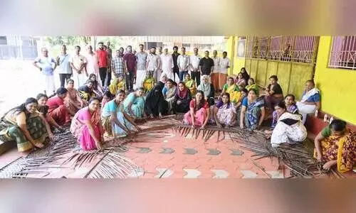 കൊ​വ്വ​ൽ പ​ള്ളി ഉ​റൂ​സി​ന​ുവേ​ണ്ടി ക്ഷേ​ത്ര ക​മ്മി​റ്റി​യു​ടെ നേ​തൃ​ത്വ​ത്തി​ൽ ഓ​ല മെ​ട​യു​ന്നു