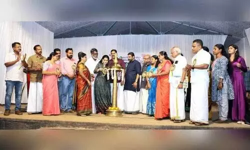 ഹോ​സ്ദു​ർ​ഗ് ഉ​പ​ജി​ല്ല സ്കൂ​ൾ ക​ലോ​ത്സ​വ സ്റ്റേ​ജി​ന മ​ത്സ​ര​ങ്ങ​ൾ സ്കൂ​ൾപൂ​ർ​വ വി​ദ്യാ​ർ​ഥി​യും സി​നി​മ​താ​ര​വു​മാ​യ അ​പ​ർ​ണ ജ​നാ​ർ​ദന​ൻ ഉ​ദ്ഘാ​ട​നം ചെ​യ്യു​ന്നു