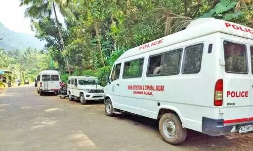 വെടിവെപ്പ് നടന്ന നെട്ടിത്തോടിൽ പരിശോധനക്കായി എത്തിയ ഫോറൻസിക് ബോംബ് സ്‌ക്വാഡ് വാഹനങ്ങൾ