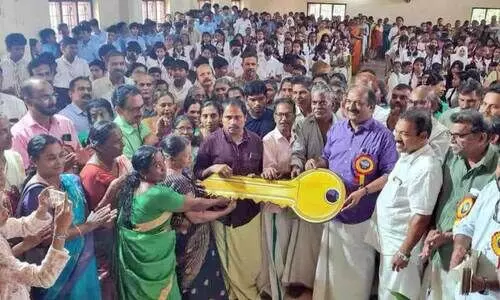 വീടുകളുടെ താക്കോൽ വിതരണോദ്ഘാടനം മൊകേരി പഞ്ചായത്ത് കമ്യൂണിറ്റി ഹാളിൽ  ധനമന്ത്രി കെ.എൻ. ബാലഗോപാൽ നിർവഹിക്കുന്നു