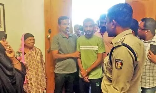 പ്ര​തി സ​ഞ്ജീ​വ് കു​മാ​റി​നെ തെ​ളി​വെ​ടു​പ്പി​നാ​യി ക​വ​ർ​ച്ചന​ട​ന്ന വീ​ട്ടി​ലെത്തി​ച്ച​പ്പോ​ൾ