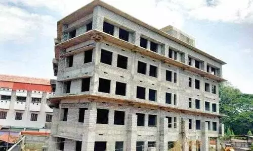 നി​ർ​മാ​ണം നി​ല​ച്ച ചാ​ല​ക്കു​ടി കോ​ട​തി സ​മു​ച്ച​യം