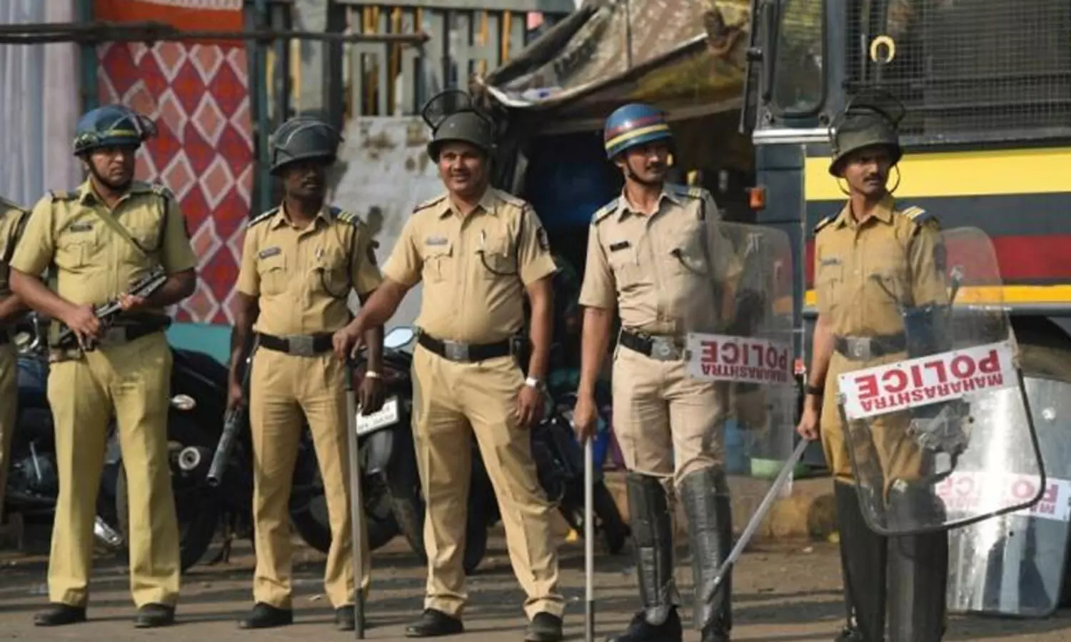 ഉ​പ​ജി​ല്ല ക​ലോ​ത്സ​വ വേ​ദി​യി​ൽ കൂ​ട്ട​ത്ത​ല്ല്; പൊ​ലീ​സ് ലാ​ത്തി​വീ​ശി