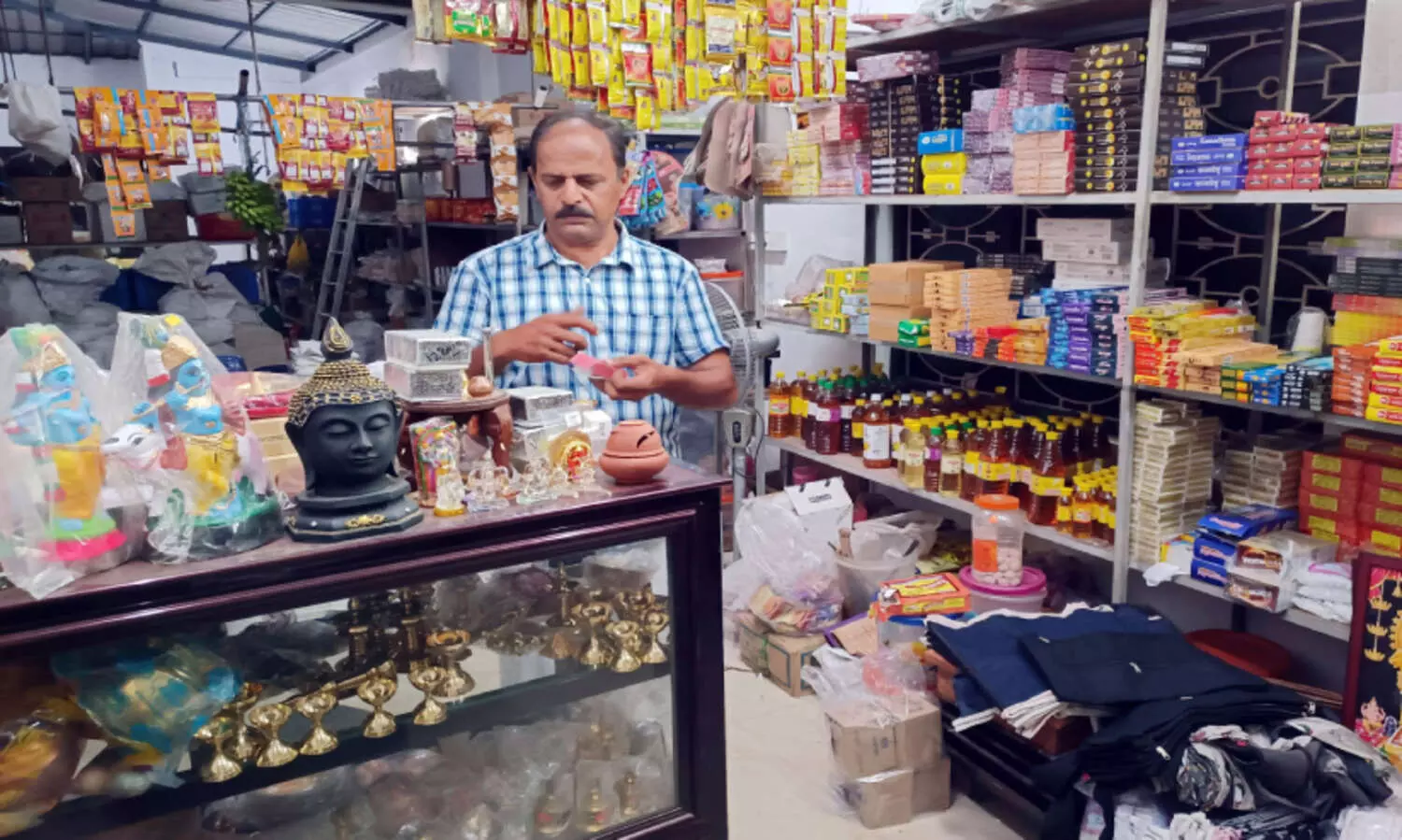 മ​ണ്ഡ​ല​കാ​ലം പി​റ​ന്നു, ഇ​രു​മു​ടി​ക്കെ​ട്ടി​ന് വി​ല​ക്ക​യ​റ്റ ഭാ​രം