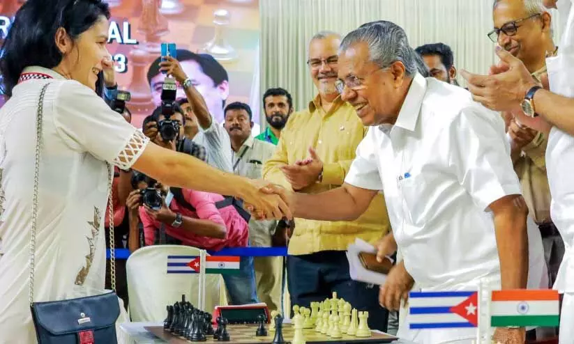 മു​ഖ്യ​മ​ന്ത്രി പി​ണ​റാ​യി വി​ജ​യ​നും ക്യൂ​ബ​യി​ലെ വ​നി​ത ഗ്രാ​ൻ​ഡ്മാ​സ്റ്റ​ർ ലി​സാ​ൻ​ന്ദ്ര തെ​രേ​സ ഓ​ർ​ഡ​സ് വാ​ൽ​ഡേ​സും ചേ​ർ​ന്ന് മ​ത്സ​രം ഉ​ദ്ഘാ​ട​നം ചെയ്യുന്നു