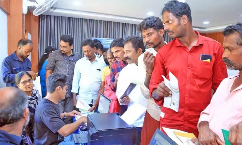 അ​ദാ​ല​ത്തി​ലെ സേ​വ​ന കൗ​ണ്ട​റു​ക​ൾ