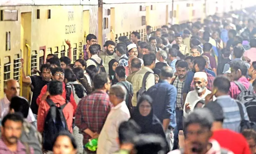 ട്രെ​യി​നു​ക​ൾ വൈ​കി​യ​തി​നെ തു​ട​ർ​ന്ന് ക​ണ്ണൂ​ർ റെ​യി​ൽ​വേ സ്റ്റേ​ഷ​നി​ൽ വ്യാ​ഴാ​ഴ്ച രാ​ത്രി​യു​ണ്ടാ​യ യാ​ത്ര​ക്കാ​രു​ടെ തി​ര​ക്ക്