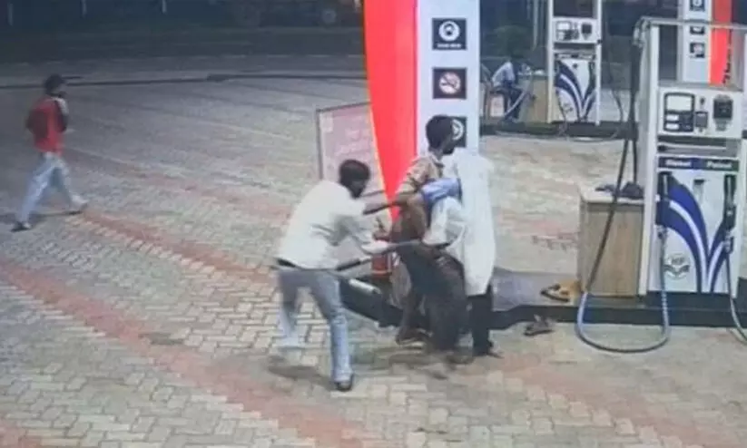 പെട്രോൾ പമ്പിൽ ജീവനക്കാരന്‍റെ കണ്ണിൽ മുളകുപൊടിയെറിഞ്ഞ് കവർച്ച