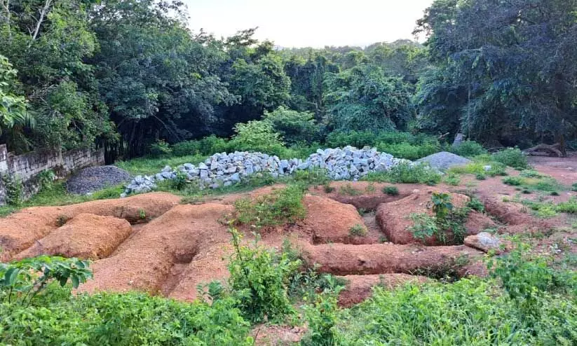സ്ഥല ഉടമസ്ഥാവകാശ തര്‍ക്കം നീളുന്നു
