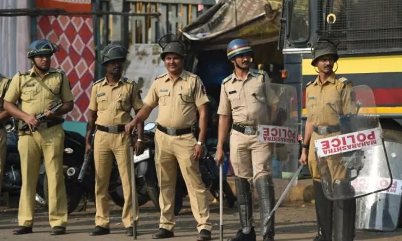 ഉപജില്ല കലോത്സവ വേദിയിൽ കൂട്ടത്തല്ല്; പൊലീസ് ലാത്തിവീശി ഉപജില്ല കലോത്സവ വേദിയിൽ കൂട്ടത്തല്ല്; പൊലീസ് ലാത്തിവീശി