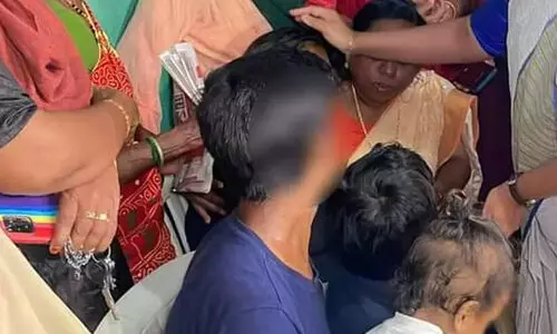 ആലുവയിൽ കൊല്ലപ്പെട്ട അഞ്ചുവയസ്സുകാരിയുടെ പിതാവിൽനിന്ന് പണം തട്ടൽ: മഹിള കോൺഗ്രസ് നേതാവിന്‍റെ ഭർത്താവിനെതിരെ കേസ്