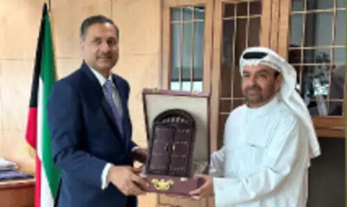 അം​ബാ​സ​ഡ​ർ കു​വൈ​ത്ത് മ​ന്ത്രി​യു​മാ​യി കൂ​ടി​ക്കാ​ഴ്ച ന​ട​ത്തി