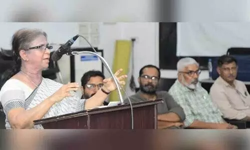 ജ​നാ​ധി​പ​ത്യ​വേ​ദി സം​ഘ​ടി​പ്പി​ച്ച ഫ​ല​സ്തീ​ൻ ഐ​ക്യ​ദാ​ർ​ഢ്യ സ​ദ​സ്സ് ഡോ. ​ഖ​ദീ​ജ മും​താ​സ് ഉ​ദ്ഘാ​ട​നം ചെ​യ്യുന്നു