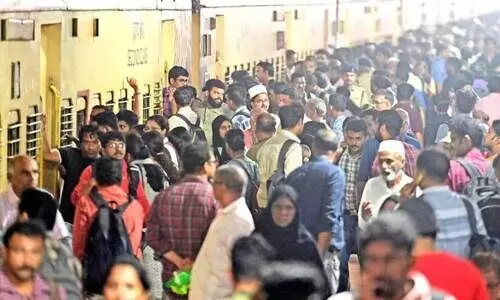 ട്രെ​യി​നു​ക​ൾ വൈ​കി​യ​തി​നെ തു​ട​ർ​ന്ന് ക​ണ്ണൂ​ർ റെ​യി​ൽ​വേ സ്റ്റേ​ഷ​നി​ൽ വ്യാ​ഴാ​ഴ്ച രാ​ത്രി​യു​ണ്ടാ​യ യാ​ത്ര​ക്കാ​രു​ടെ തി​ര​ക്ക്