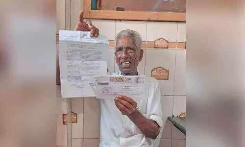 ത​നി​ക്ക് ല​ഭി​ച്ച നോ​ട്ടീ​സു​മാ​യി മു​ഹ​മ്മ​ദ് കു​ഞ്ഞി