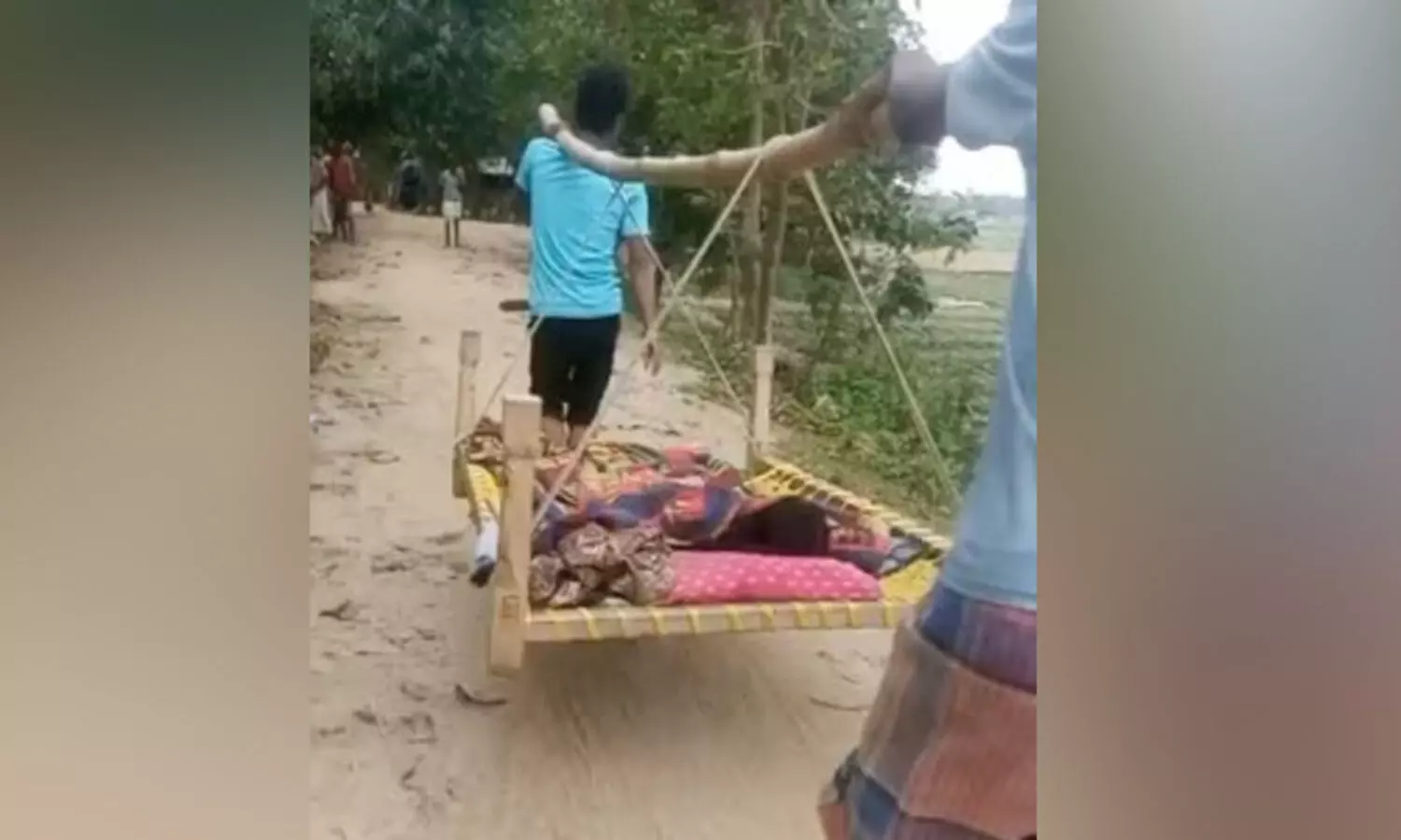 ആംബുലൻസ് വന്നില്ല, കട്ടിലിൽ ആശുപത്രിയിൽ എത്തിക്കവെ രോഗി മരിച്ചു