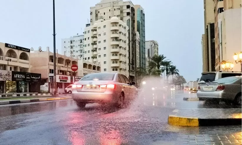 ദു​ബൈയിൽ ക​ന​ത്ത മ​ഴ, വെ​ള്ള​ക്കെ​ട്ട്​