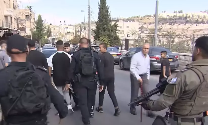 അൽ അഖ്സയിൽ ജുമുഅക്ക് എത്തിയ ഫലസ്തീനികളെ തടഞ്ഞു അൽ അഖ്സയിൽ ജുമുഅക്ക് എത്തിയ ഫലസ്തീനികളെ തടഞ്ഞു