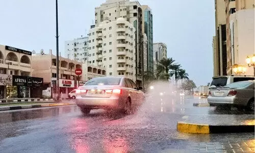 ദു​ബൈയിൽ ക​ന​ത്ത മ​ഴ, വെ​ള്ള​ക്കെ​ട്ട്​