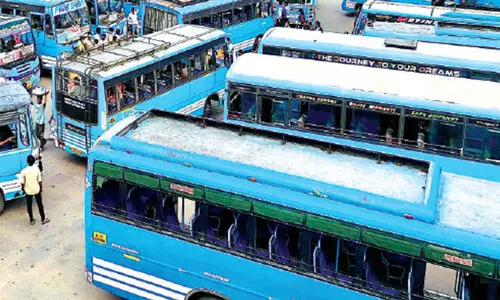 നവകേരള സദസ്സ് ഉദ്ഘാടനത്തിനിടെ കാസർകോട് സ്വകാര്യ ബസ് മിന്നൽ പണിമുടക്ക്; ഏകപക്ഷീയ സമരമെന്ന് ബസുടമകൾ