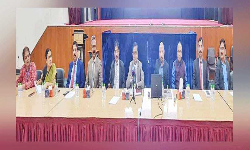 ഇന്ത്യൻ സ്കൂൾ അധികൃതരുടെ വാർത്തസമ്മേളനം ഇന്ത്യൻ സ്കൂൾ അധികൃതരുടെ വാർത്തസമ്മേളനം