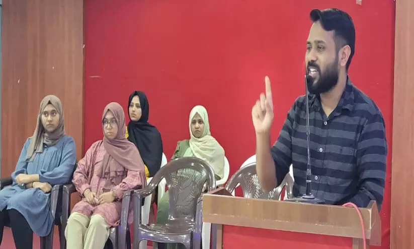 Juman Vazhakkad speaks at Iwa Girls Meet Juman Vazhakkad speaks at Iwa Girls Meet