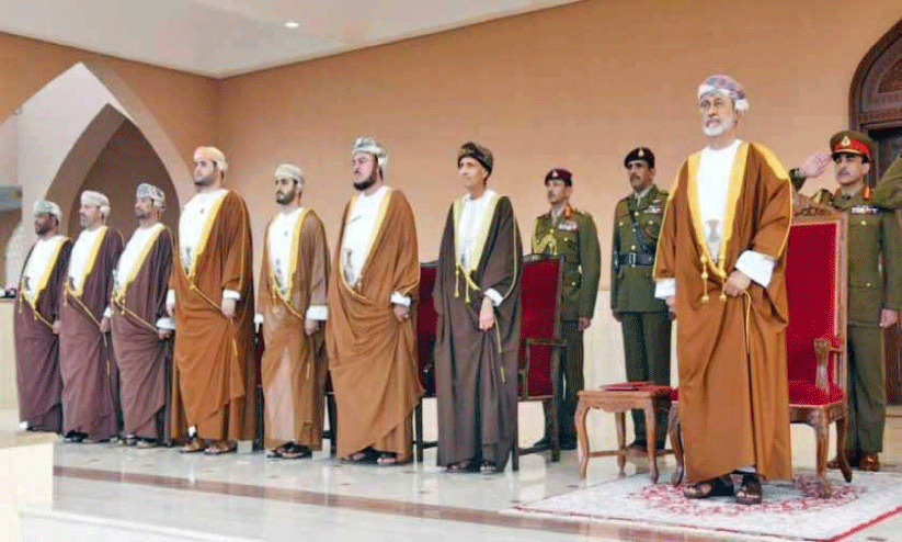 പരേഡിൽ സുൽത്താൻ ഹൈതം ബിൻ താരിഖ് സല്യൂട്ട് സ്വീകരിക്കുന്നു പരേഡിൽ സുൽത്താൻ ഹൈതം ബിൻ താരിഖ് സല്യൂട്ട് സ്വീകരിക്കുന്നു