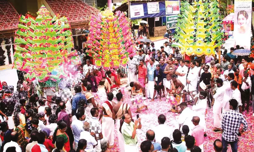 വര്ണ നാദ വിസ്മയം പകർന്ന് കൊടകര ഷഷ്ഠിയുടെ പകലാട്ടം വര്ണ നാദ വിസ്മയം പകർന്ന് കൊടകര ഷഷ്ഠിയുടെ പകലാട്ടം