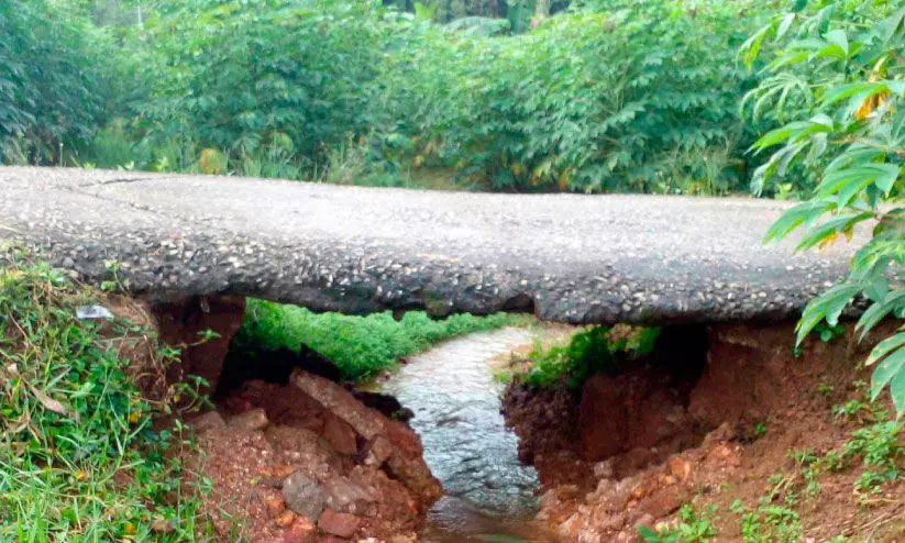 മുല്ലനല്ലൂർ-നാഗരുകാവ് ശ്രീകൃഷ്ണ ക്ഷേത്രം റോഡിൽ അപകടക്കെണി