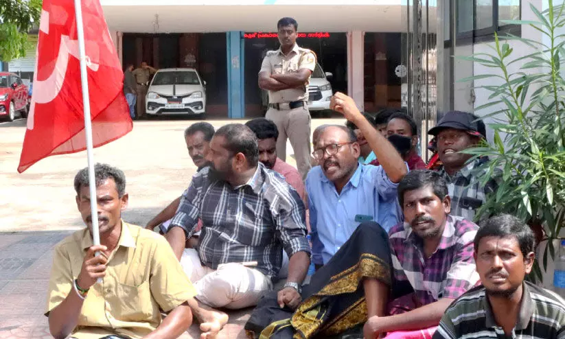 കൊല്ലം നഗരത്തിലെ കൈയേറ്റം ഒഴിപ്പിച്ചുതുടങ്ങി കൊല്ലം നഗരത്തിലെ കൈയേറ്റം ഒഴിപ്പിച്ചുതുടങ്ങി