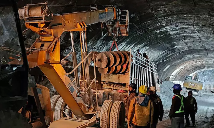 തൊഴിലാളികൾ തുരങ്കത്തിൽ കുടുങ്ങിയിട്ട് 175 മണിക്കൂർ പിന്നിട്ടു; പുറത്തെത്തിക്കാൻ അഞ്ചിന മാർഗരേഖ തൊഴിലാളികൾ തുരങ്കത്തിൽ കുടുങ്ങിയിട്ട് 175 മണിക്കൂർ പിന്നിട്ടു; പുറത്തെത്തിക്കാൻ അഞ്ചിന മാർഗരേഖ