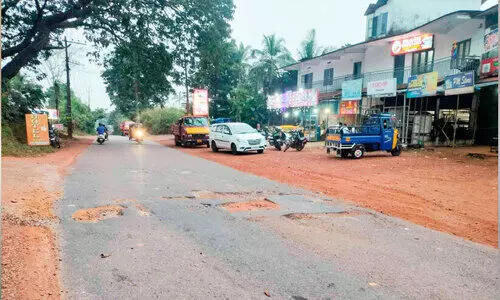 അധികാരികൾ കണ്ണുതുറക്കുന്നില്ല;  റോഡിലെ കുഴികൾ അങ്ങനെത്തന്നെ