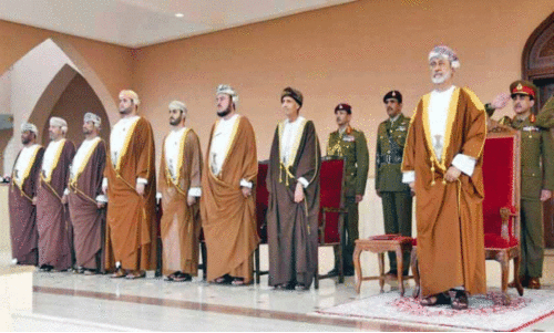 പ​രേ​ഡി​ൽ സു​ൽ​ത്താ​ൻ ഹൈ​തം ബി​ൻ താ​രി​ഖ്​ സ​ല്യൂ​ട്ട്​ സ്വീ​ക​രി​ക്കു​ന്നു