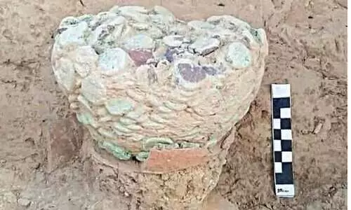 93 വർഷങ്ങൾക്ക് ശേഷം മോഹൻജൊ ദാരോയിൽ നിന്ന് ചെമ്പ് നാണയങ്ങളുടെ പാത്രം കണ്ടെത്തി