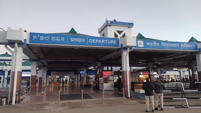 റൺവേയ്ക്ക് സമീപം ഡ്രോണുകൾ; ഇംഫാൽ വിമാനത്താവളത്തിൽ നിയന്ത്രണം, പിന്നീട് പറക്കാൻ അനുമതി