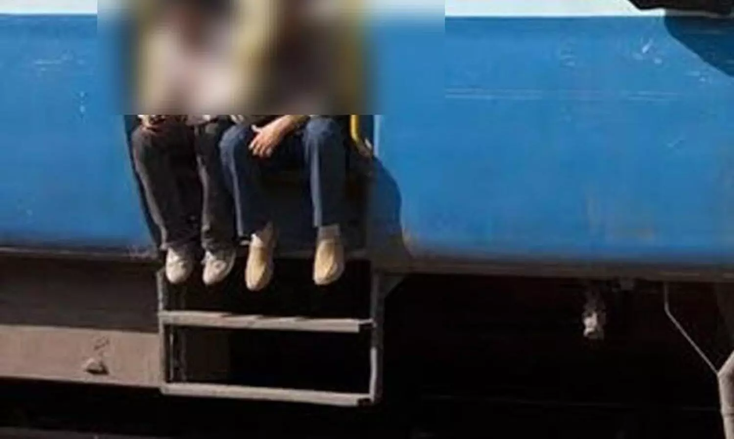 ട്രെയിൻ വാതിൽപടിയിൽ യാത്രചെയ്യവേ കാൽ പ്ലാറ്റ്ഫോമിൽ തട്ടി യുവാവിന് പരിക്ക്