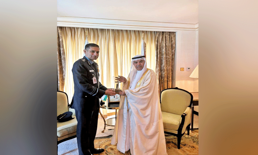 പ്ര​തി​രോ​ധ​മ​ന്ത്രി ഇ​ന്ത്യ​ൻ പ​ശ്ചി​മ​ വ്യോ​മ​സേ​ന ക​മാ​ൻ​ഡ​റെ സ്വീ​ക​രി​ച്ചു